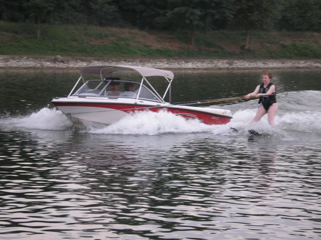Elisabetta alla prima esperienza scia come un fulmine! Sicura, afferra e doma la sbarra scivolando sull'acqua!